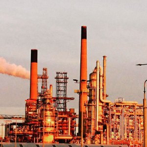 Image of an oil refinery
